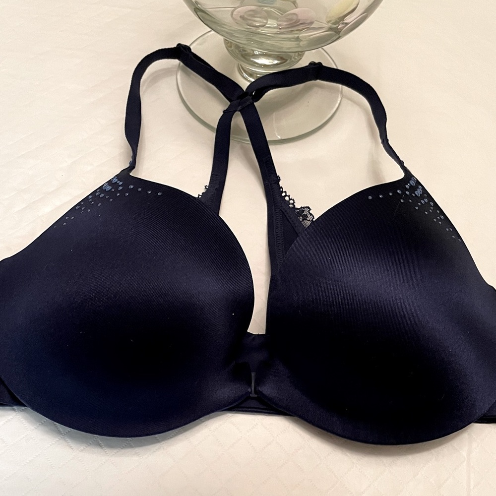 La Senza Body Kiss Size 32C Navy with lace & crystals push up bra.Front closure